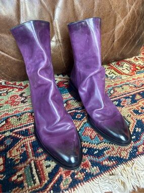 Italian designer purple leather boots by Mimmù, Italy.